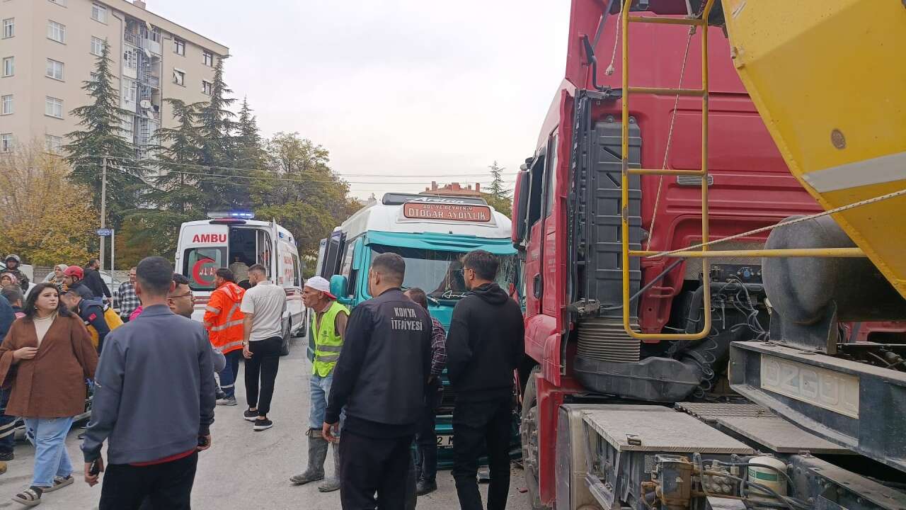 Konya’da 10 kişinin yaralandığı dolmuş kazasının görüntüleri ortaya çıktı 5
